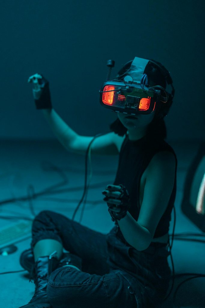 Foto de cottonbro studio: https://www.pexels.com/es-es/foto/mujer-sentado-tecnologia-realidad-virtual-8721316/