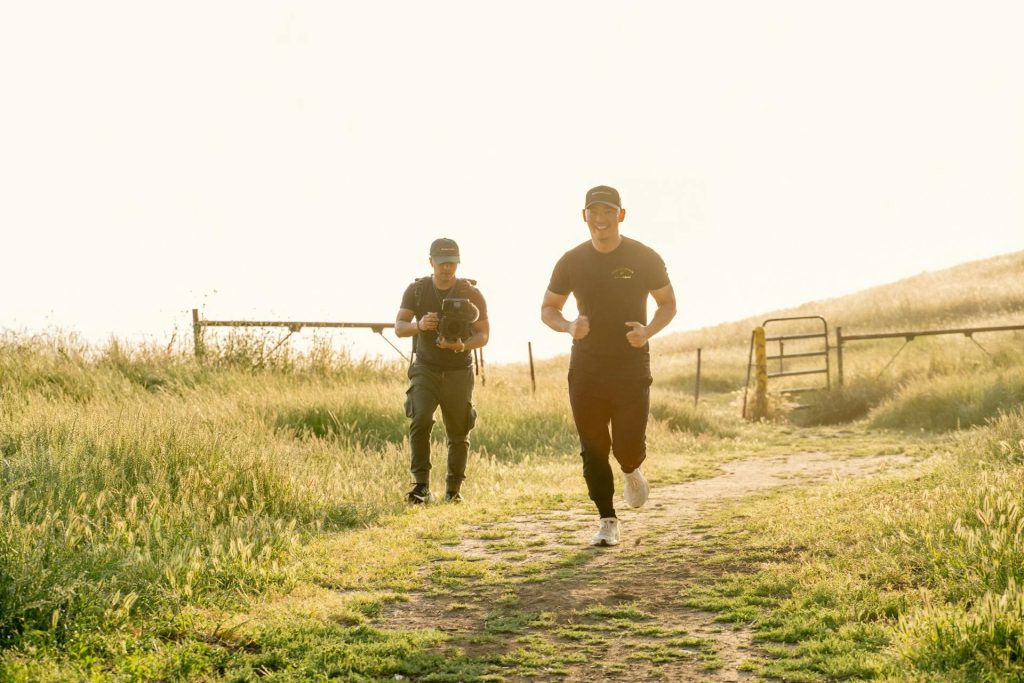 Foto de Kraken Media : https://www.pexels.com/es-es/foto/hombre-campo-haciendo-footing-corriendo-17160506/