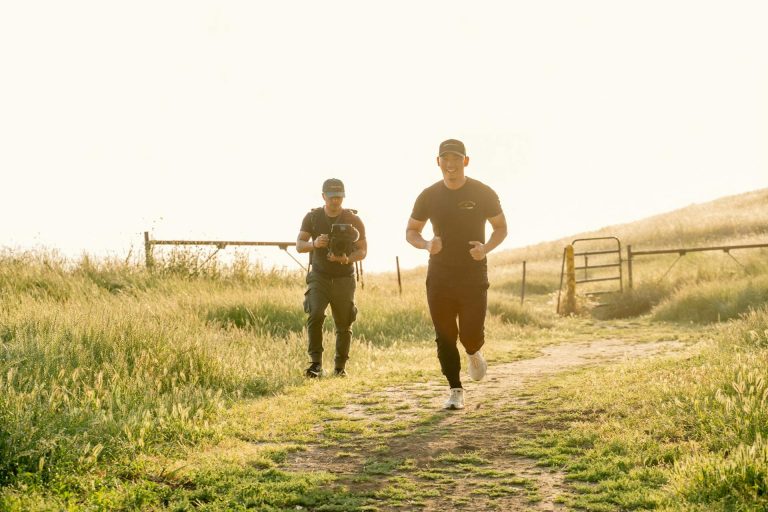 Foto de Kraken Media : https://www.pexels.com/es-es/foto/hombre-campo-haciendo-footing-corriendo-17160506/