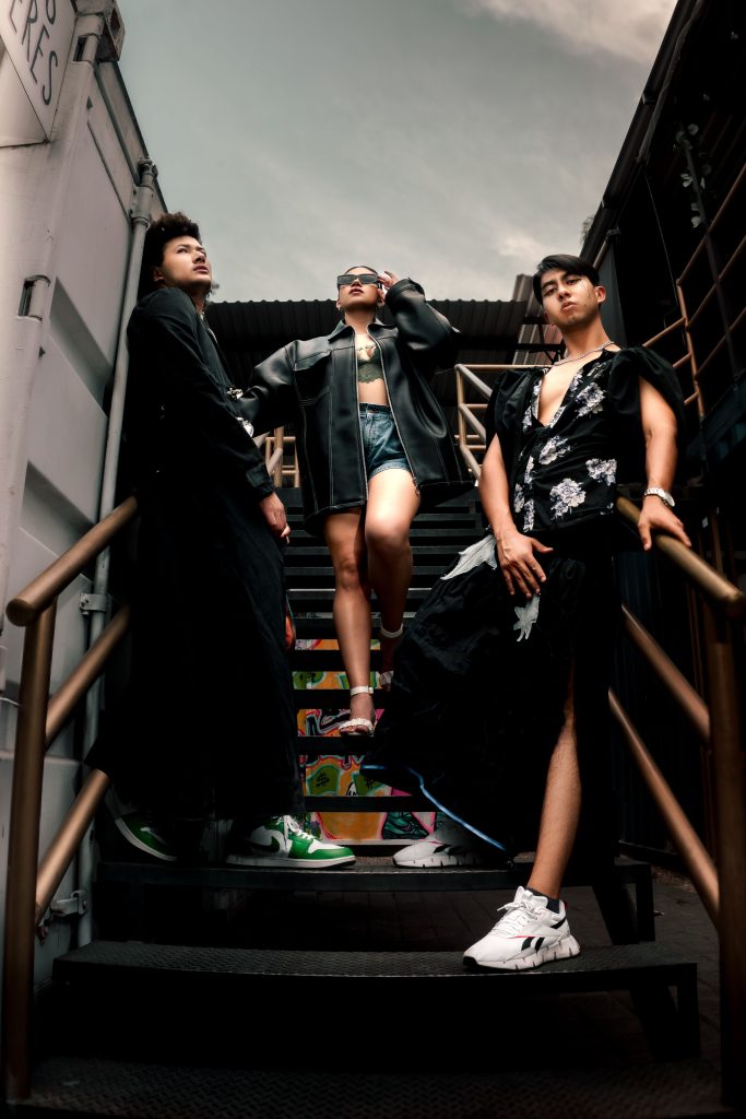 Foto de Elchino portrait: https://www.pexels.com/es-es/foto/mujer-hombres-pasos-chaqueta-26588166/